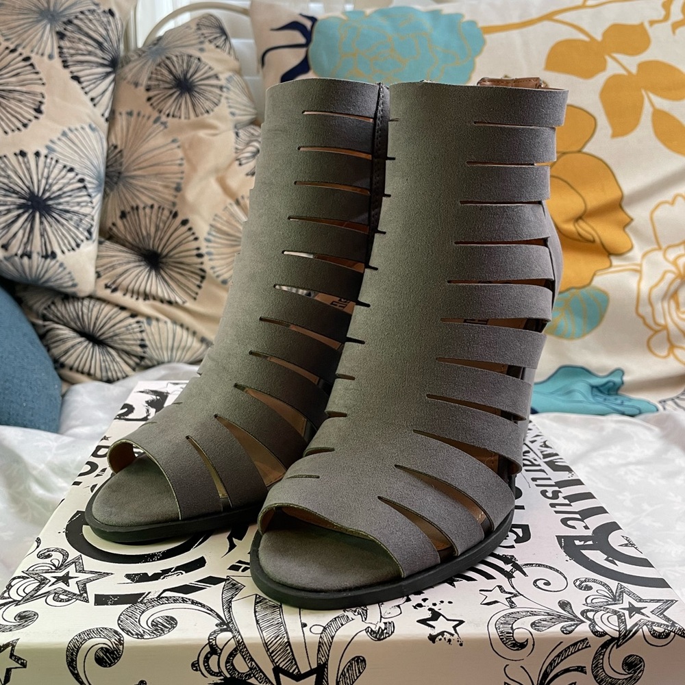 Brash Spade Shoe in Graphite